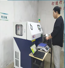 热管冷媒充注 — 使用专用设备进行受控冷媒充注。